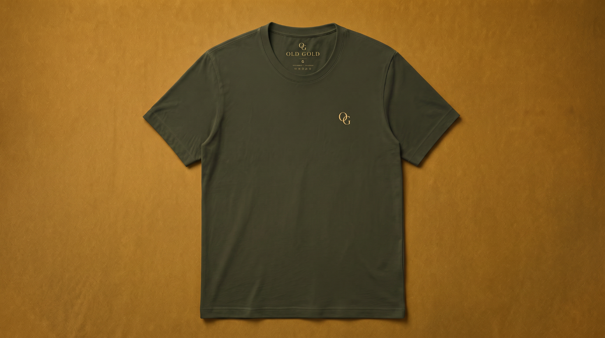Camiseta Verde Militar Old Gold – Algodão Premium com Símbolo OG